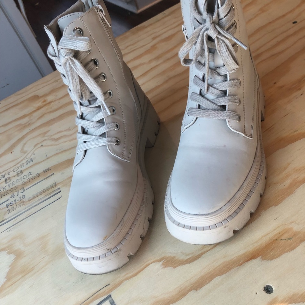 9.5 women grey boots used a couple times